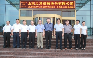 清華大學(xué)建筑設(shè)計(jì)研究院副院長(zhǎng)、研究員侯建群蒞臨