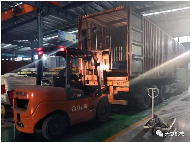 天意機(jī)械為柬埔寨客戶加工生產(chǎn)年產(chǎn)80萬平方輕質(zhì)墻板生產(chǎn)線成功裝車啟運(yùn)！